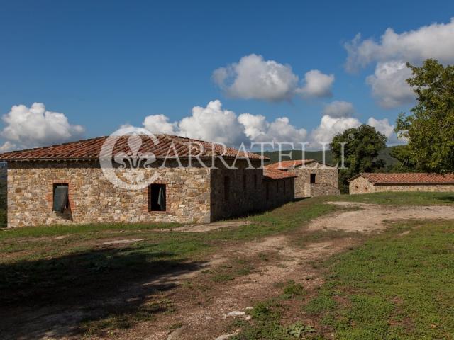 Sulle colline senesi, in una posizione molto panoramica si t. 2200m² Gaiole in Chianti