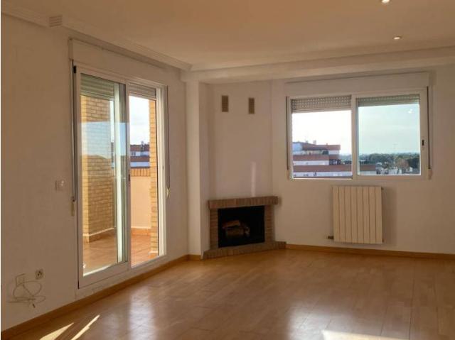 SUPER ATICO, CON DOS TERRAZAS, SIN AMUEBLAR zona Carrefour Circunvalación. salón con chimenea, 4 dormitorios con armari