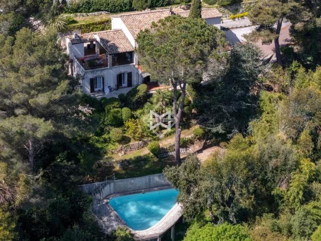 Super Cannes – Villa à rénover avec vue mer dans un environn. 230m² Vallauris
