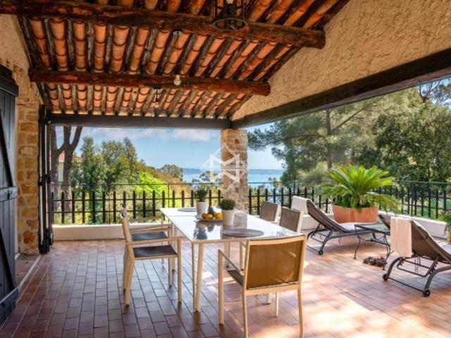 Super Cannes – Villa à rénover avec vue mer dans un environnement d'exception