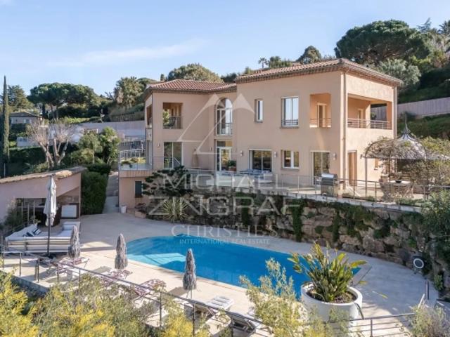 Super Cannes vue dégagée montagnes et verdure