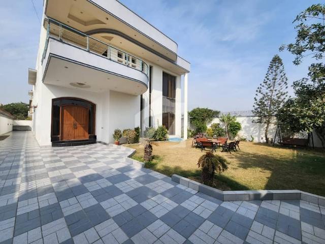 Super condition fully furnished 1000 yards bungalow for rent