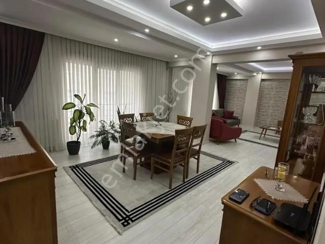 Süper Konumda Satılık 121m2 2+1, E5 Ve Metrobüse Yakın