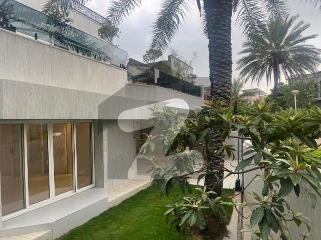 Super Luxurious Villa, Top Location front open and Park facing with all facilities for sale. Dem 15 Cr. negotiable Bahria Town Phase 2