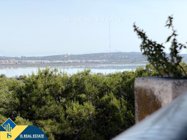 Super Precio! Interesante ático con amplia terraza y vistas laterales a la laguna rosa + Parking comunitario