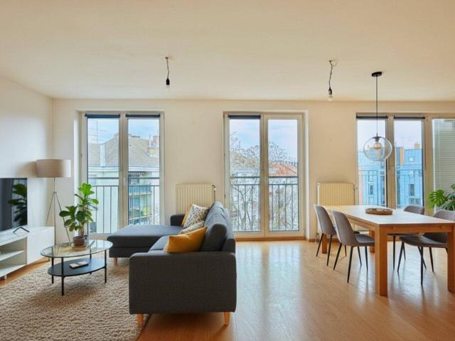 Super Raumaufteilung: 4 Zimmer DG Wohnung mit Terrasse