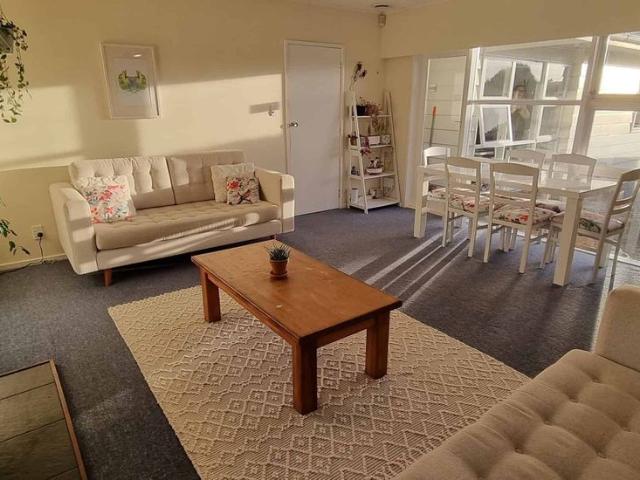 Super sunny, convenient and pet friendly!