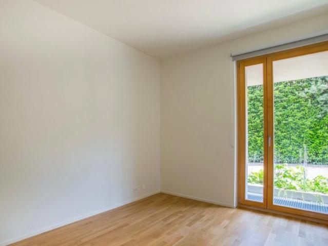 Superb contemporary 6 room villa in Troinex, close to all amenities and public transport