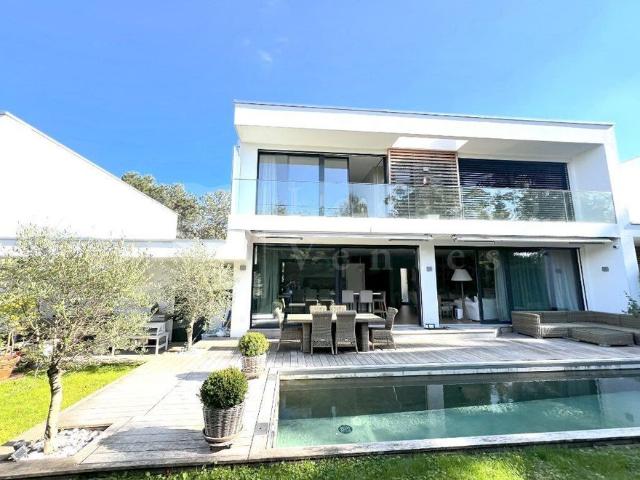 SUPERB CONTEMPORARY 7 ROOM HOUSE WITH GARDEN AND POOL