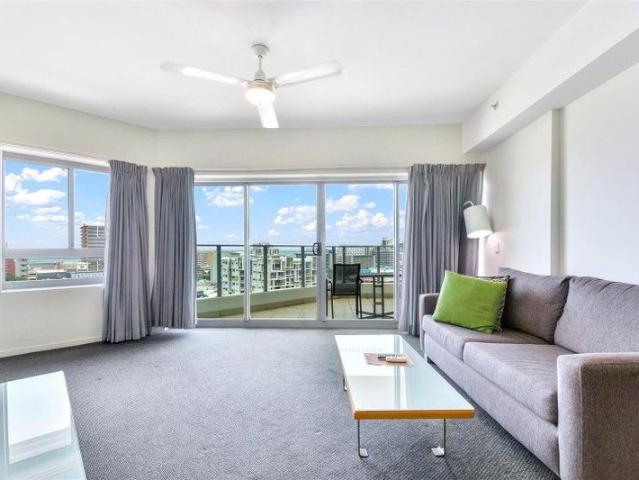 SUPERB CITY CENTRE LOCALE WATCH THE SHIPS GO!