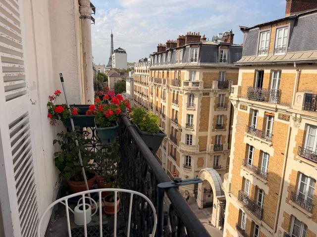 Superb apartment bright & old world charm with living room and separate bedroom and balcony Eiffel Tower view with Elevator Paris 15th, Paris Amsterdam Apartments for Rent
