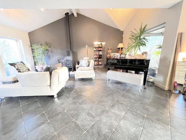 SUPERB DETACHED HOUSE OF 250 m2 hab LOVELY FENCED GARDEN WOODED AND QUIET OF 1100 m2
