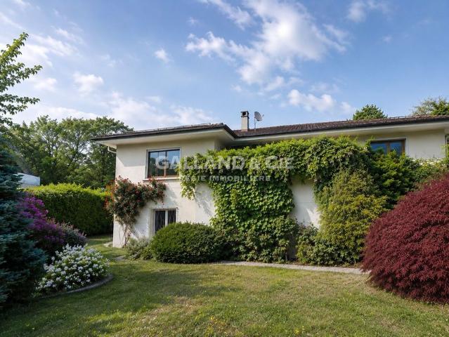 Superb detached house with tree lined garden