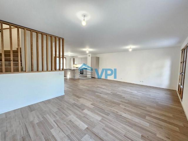 Superb semi detached 6 room villa with private terrace and garden in B