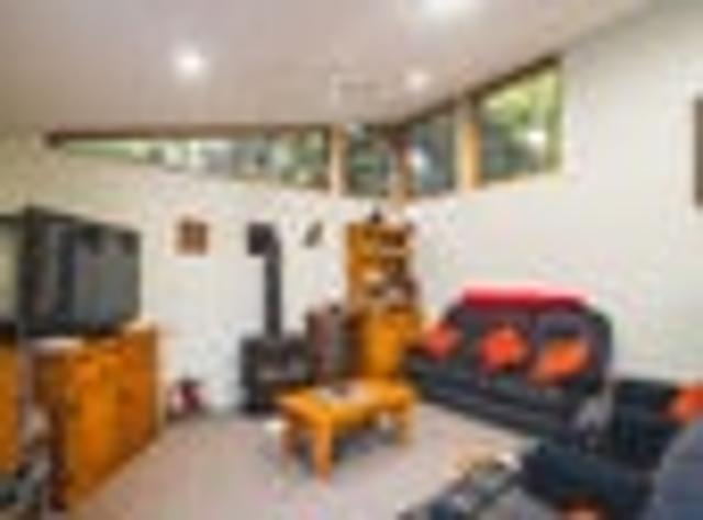 Superb, sheltered location, bush & harbour view
