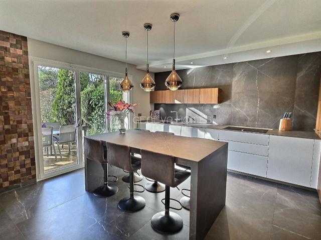 Superb renovated villa, nestled in a peaceful and green setting | dreamo. Ch