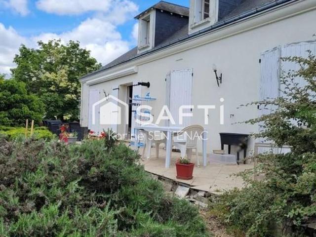 Superbe maison avec cour goudronnée avec soin très riche en fleurs et arbustes