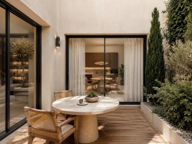 SUPERBE maison avec PATIO, BALCONS et TERRASSES