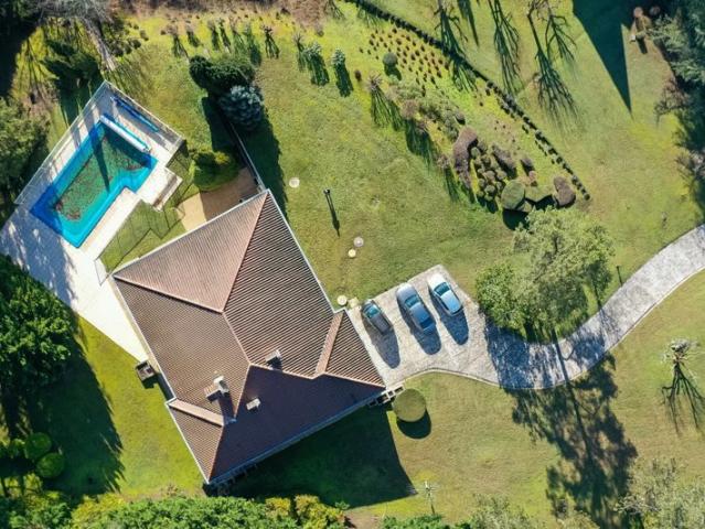 SUPERBE MAISON AVEC PISCINE ET DEPENDANCES SUR UN TERRAIN CLOS ET ARBORE DE 5529 M². A PROXIMITE DE PUY L'EVEQUE