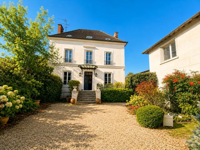 SUPERBE MAISON BOURGOISE EN PIERRE DE TAILLE, SANS VIS A VIS, EN PLEIN CENTRE DE L'ISLE ADAM