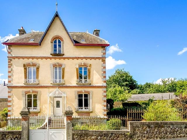Superbe maison bourgeoise avec jardin clos de murs en pierre. 160m² Lassay les Châteaux