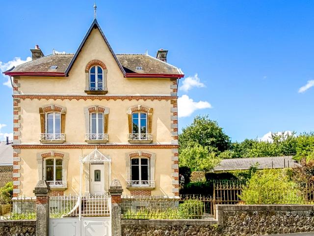 Superbe maison bourgeoise avec jardin clos de murs en pierre et dépendances