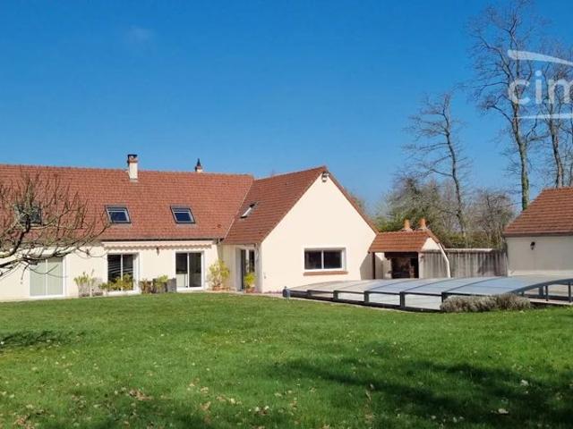 Superbe maison de 177 m².Piscine. 4 chambres et nombreuses dépendancesProche de Blois