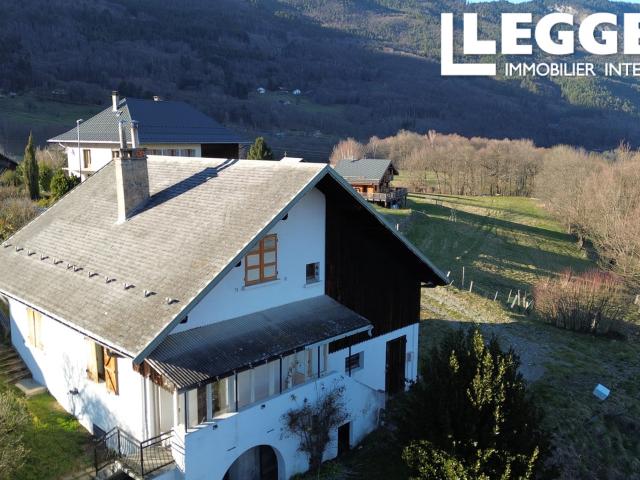 Superbe maison de 2 chambres dans un hameau. Vues magnifiques. Grand potentiel. Jardin spacieux