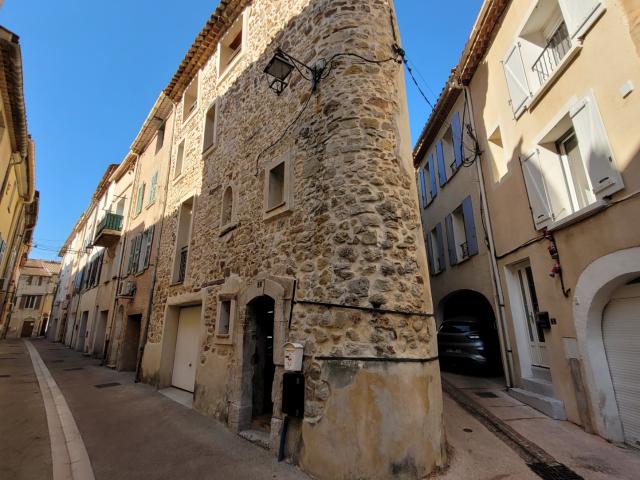 Superbe maison de village atypique entièrement rénovée T3 meublé avec garage sur Cuers