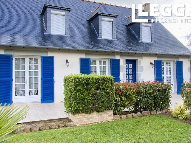 Superbe maison de village individuelle, garage non construit, grand terrain avec bâtiment commercial et bureau