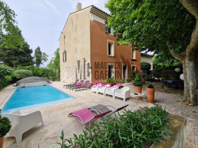 SUPERBE MAISON DE VILLE AVEC PISCINE