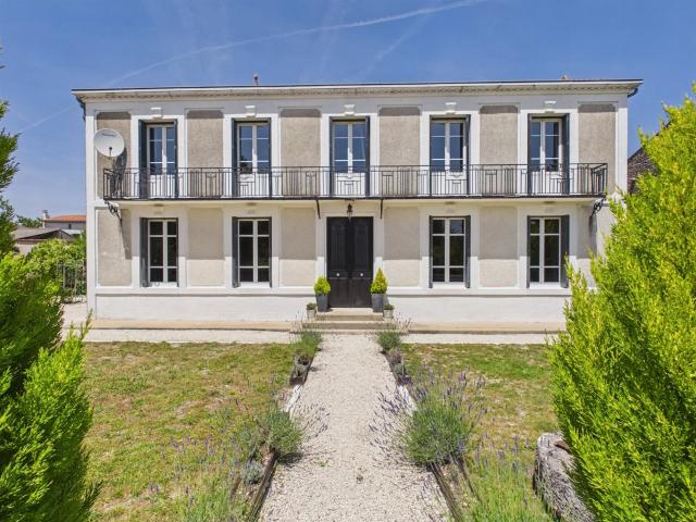 Superbe maison de campagne avec piscine, granges et vue impr. 195m² Barbezières