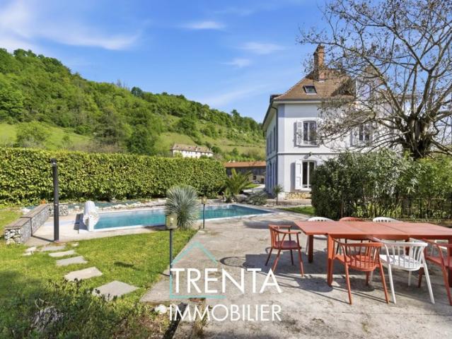 Superbe maison de caractère à Tullins de 260 m² avec piscine