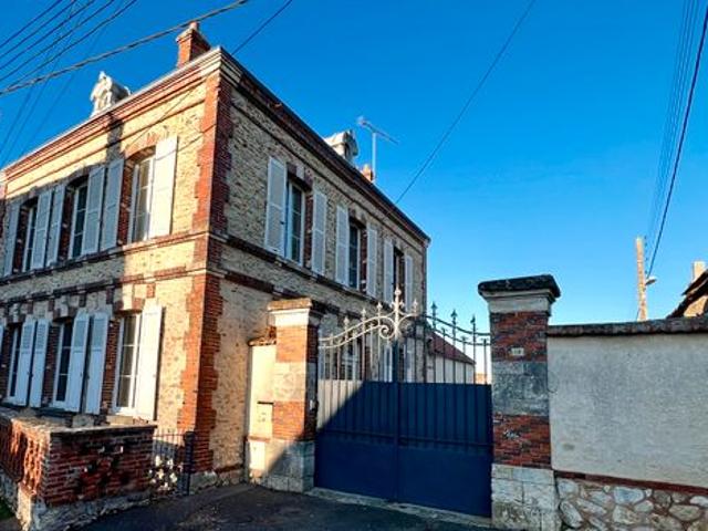 Superbe maison de caractère années 1850 6P 200m2 avec beaucoup de cachet + 100 m2 dépendances aménageables + garage + 2 parkings parcelle 586 m2
