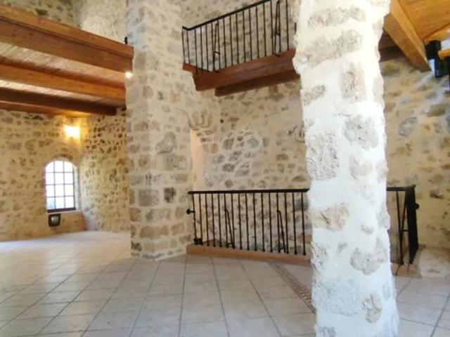 Superbe maison de caractère en pierre, avec cour privée