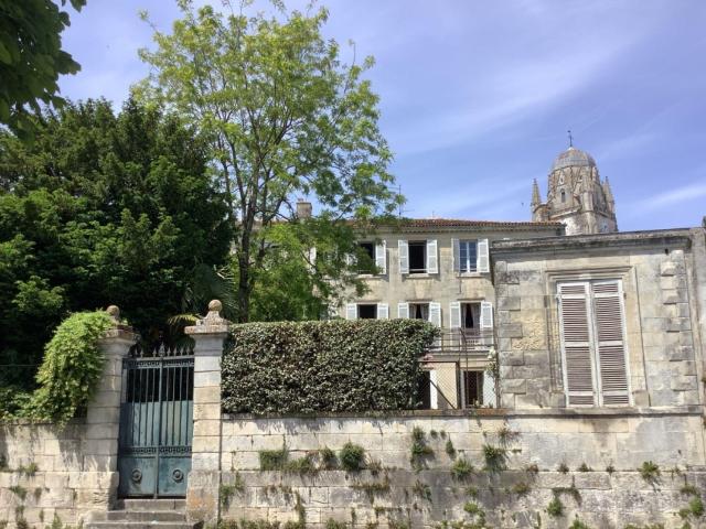 Superbe maison de maitre 7 chambres avec jardin, garage et v. 471m² Saintes