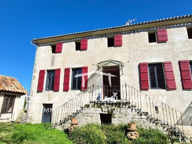 Superbe maison de maître du 13 ème avec dépendances. 385m² Saint Maurin