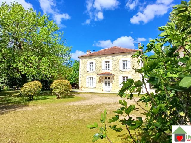 SUPERBE MAISON en PIERRE 240m2 sur 8452 m2 de terrains