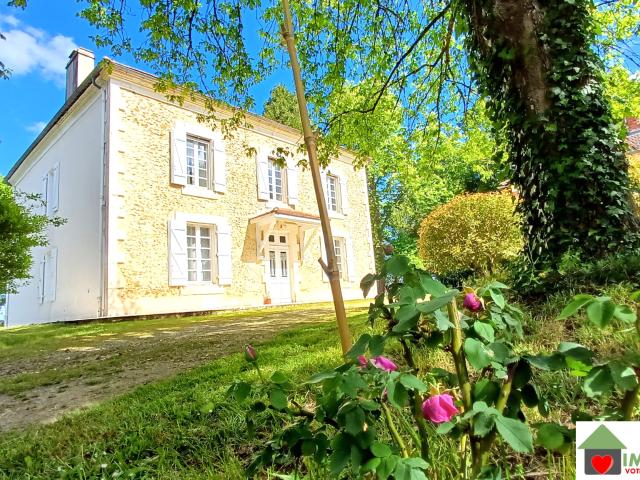 SUPERBE MAISON en PIERRE 240m2 sur 8452 m2 de terrains