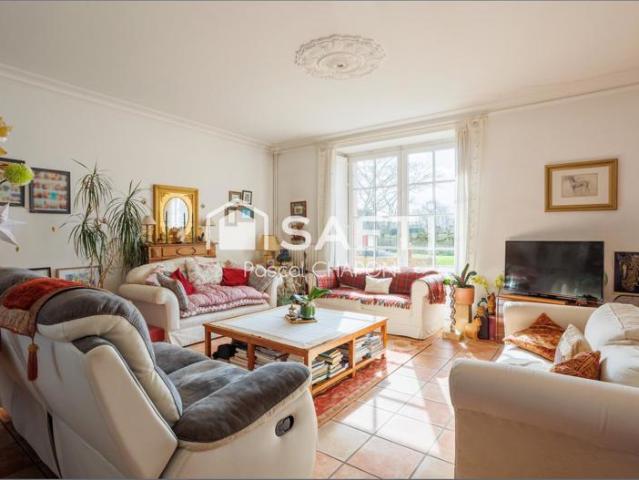 Superbe maison en pierre: centre bourg Etrelles 228 m² Habitation & Activité
