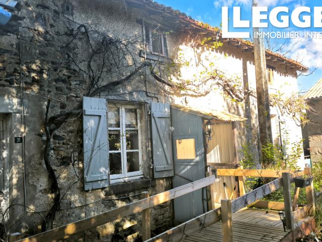 Superbe maison en pierre avec gîte, des dépendances, un terrain & un etang située à la lisière d'un village