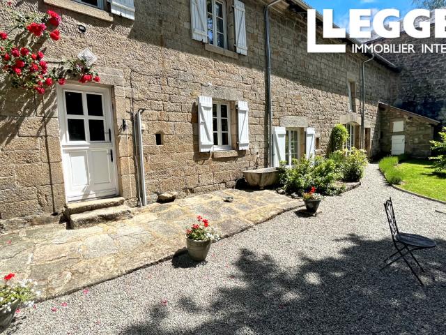 Superbe maison en pierre avec jardins dans le charmant et paisible village de Beaumont du Lac