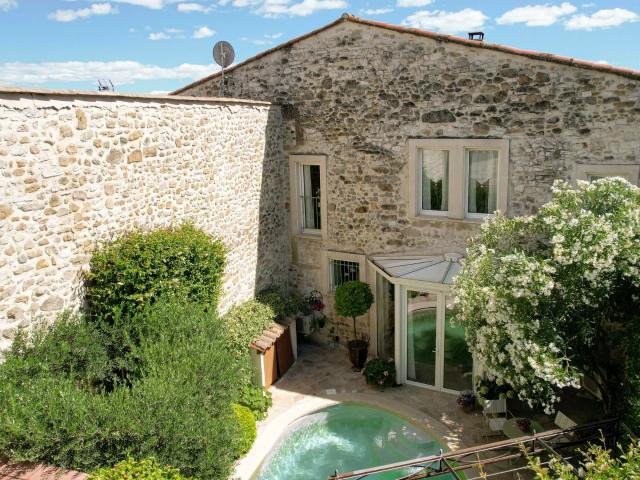 Superbe maison en pierre avec piscine dans un village avec comme