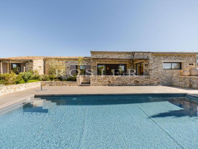 Superbe maison en pierre avec piscine et vue au pied de Gord. 185m² Gordes