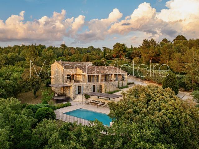 Superbe maison en pierre avec piscine et vues panoramiques. 220m² Goult