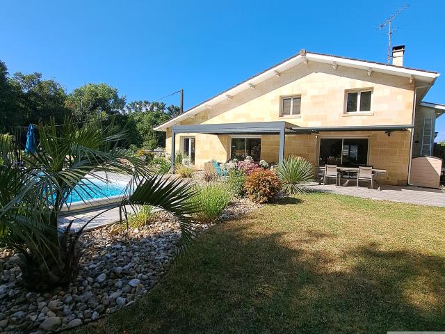 Superbe maison en pierre de 216 m2 sur deux niveaux avec vaste terrain de 4153 m2
