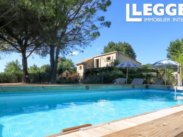 Superbe maison en pierre de caractère avec piscine, chalet indépendant et jardin paysager proche d’Uzès