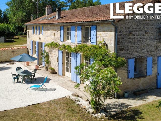 Superbe maison en pierre indépendante avec jardin clos de murs et grange