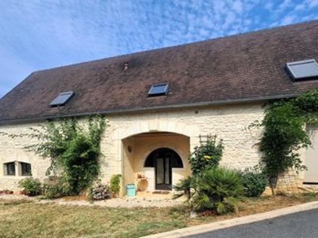 Superbe maison en pierre, rénovée, prestations de qualité, très belle vue et double garage. Dans un petit village à 5 minutes des commerces et services