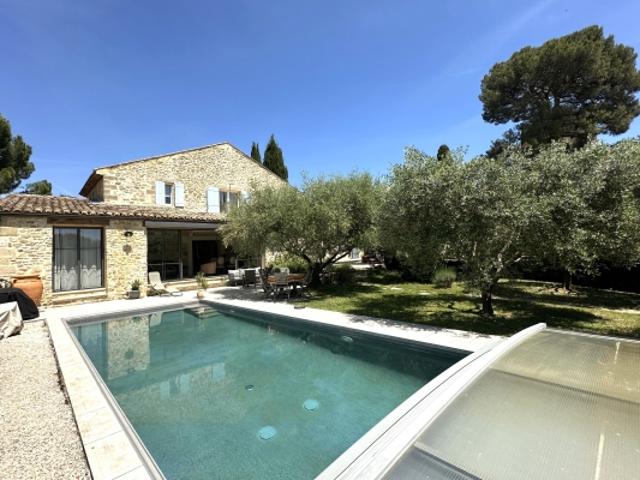 Superbe maison en pierre restaurée de 170 m² sur un terrain de 800 m² avec piscine et vue